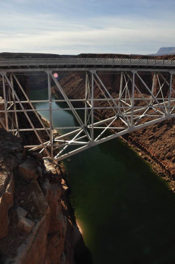 A primeira ponte rodoviária sobre o rio Colorado a leste do Grand Canyon, no Arizona, nos Estados Unidos